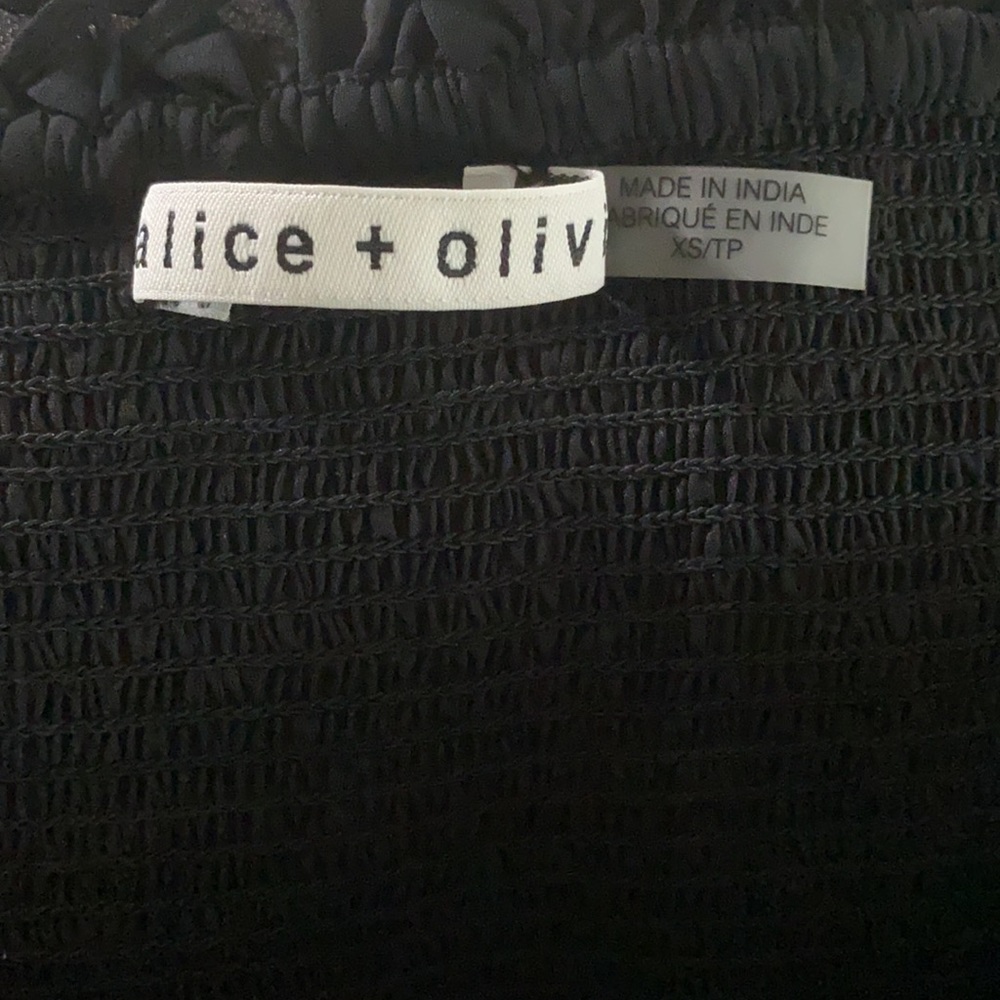 โSOLDโNWOT Alice & Olivia Abita Embroidered Smocked Crop Top๐๐๐โค๏ธ - Picture 6 of 10